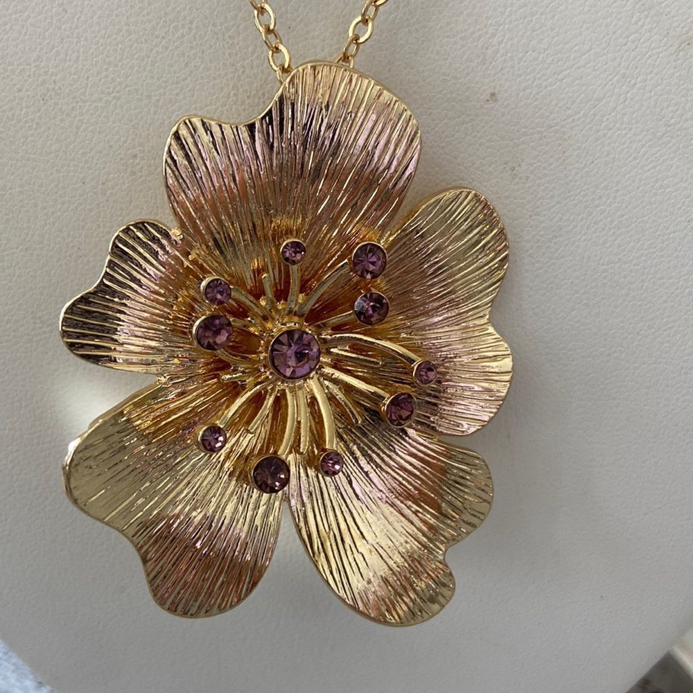 Isaac Mizrahi NWT gold necklace Flower design